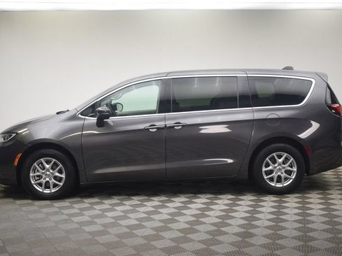Used 2023 Chrysler Pacifica Touring-L FWD image 11