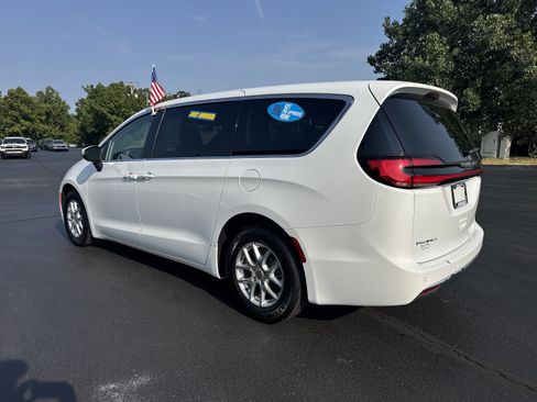 Used 2023 Chrysler Pacifica Touring-L FWD image 3