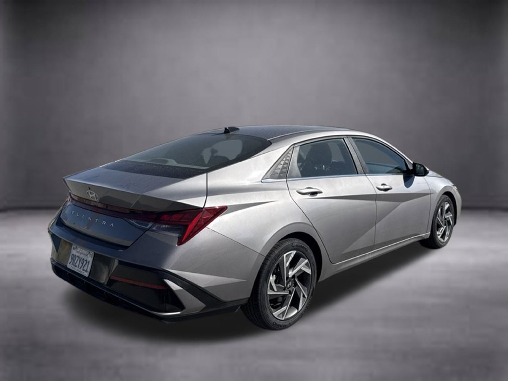 Used 2025 Hyundai Elantra SEL FWD image 4