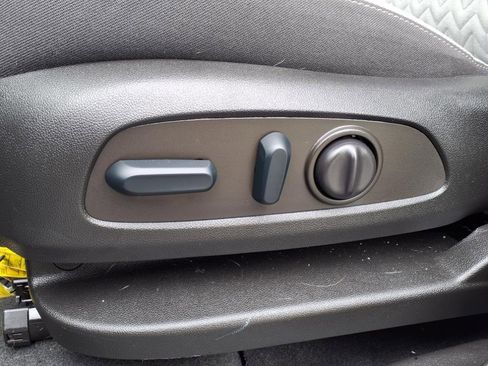 Used 2022 Chevrolet Equinox LS w/ LS Convenience Package image 4