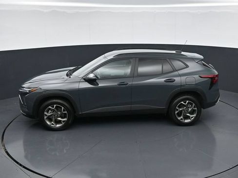 Used 2025 Chevrolet Trax LT FWD image 36