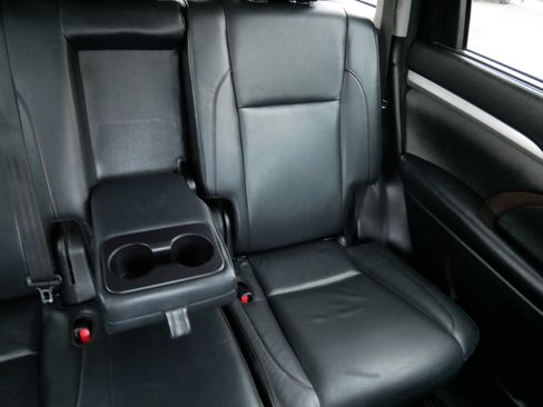 Used 2017 Toyota Highlander XLE w/ Carpet Mat Package AWD/4WD image 14