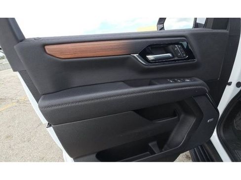 Used 2025 GMC Yukon XL Denali AWD/4WD image 7
