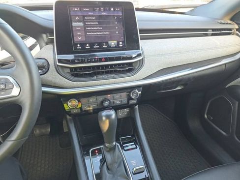 Used 2025 Jeep Compass Latitude w/ Sun & Sound Group AWD/4WD image 12