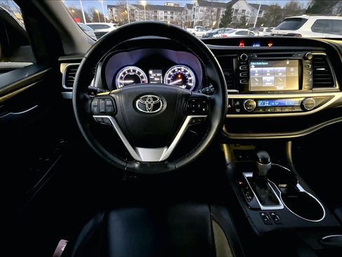 Used 2017 Toyota Highlander XLE image 5