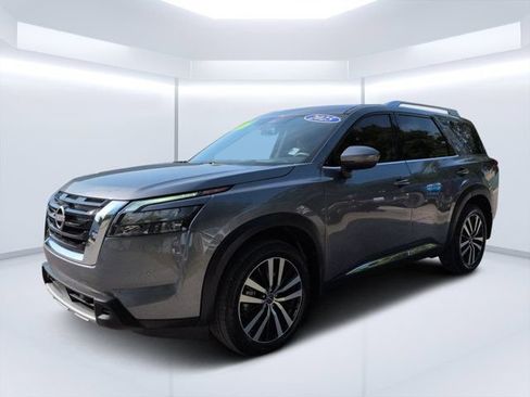 Used 2025 Nissan Pathfinder Platinum w/ Cargo Package FWD image 7