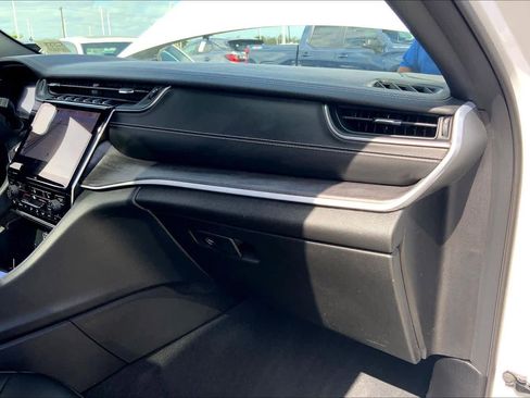 Used 2025 Jeep Grand Cherokee Limited w/ Black Appearance Package image 18