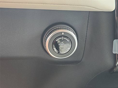 New 2026 Lincoln Navigator Premiere AWD/4WD image 25