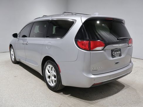 Used 2017 Chrysler Pacifica Touring-L w/ Tire & Wheel Group FWD image 5