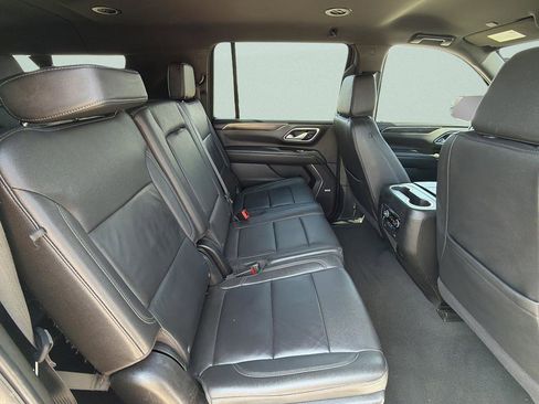 Used 2024 Chevrolet Suburban LT RWD image 13