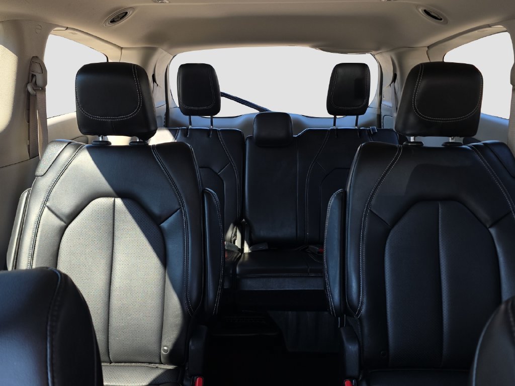 Used 2024 Chrysler Pacifica Touring-L FWD image 12