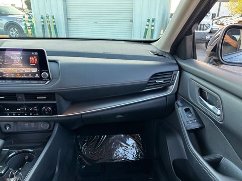 Used 2025 Nissan Rogue SV FWD image 37