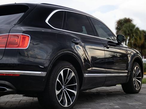 Used 2017 Bentley Bentayga AWD/4WD image 14