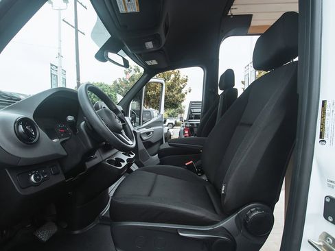 Used 2021 Mercedes-Benz Sprinter 2500 image 10