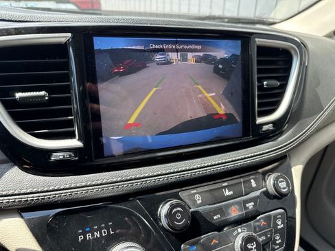 Used 2022 Chrysler Pacifica Touring-L FWD image 23