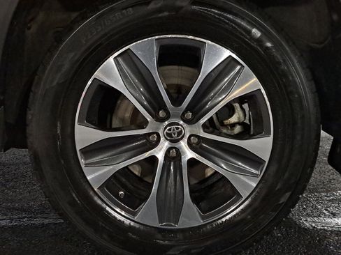 Certified 2021 Toyota Highlander XLE image 9