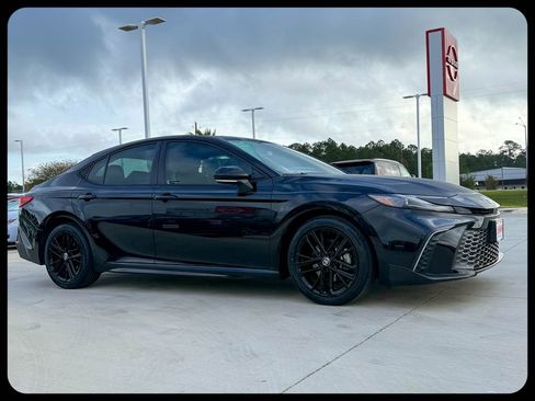 Used 2025 Toyota Camry SE FWD image 6