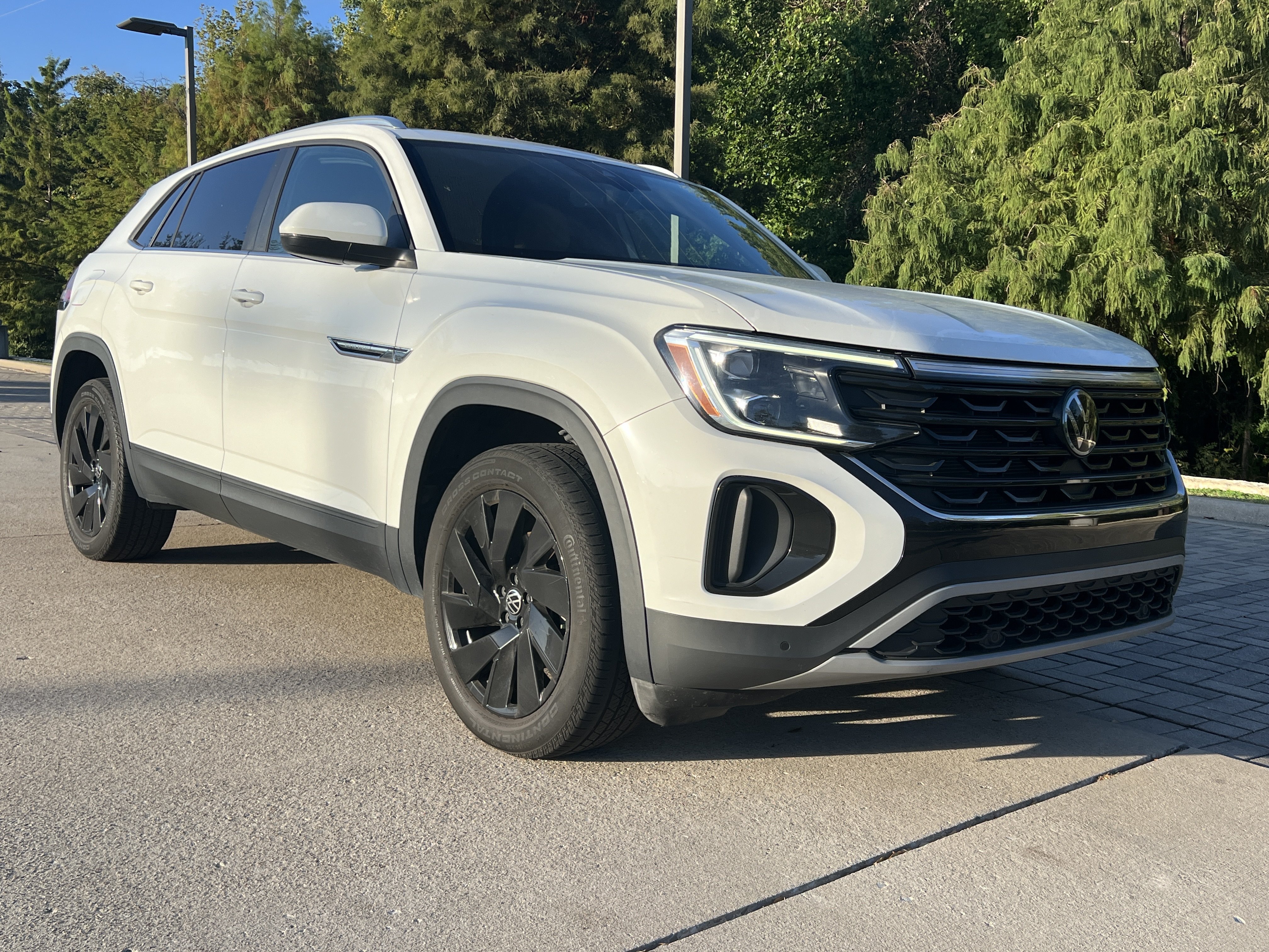 Used 2024 Volkswagen Atlas Cross Sport SE w/ Panoramic Sunroof Package FWD image 2