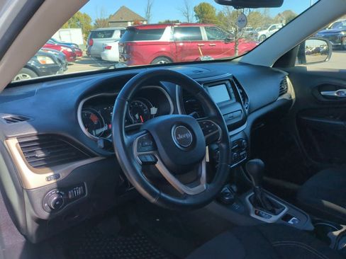 Used 2016 Jeep Cherokee Latitude w/ Cold Weather Group image 2