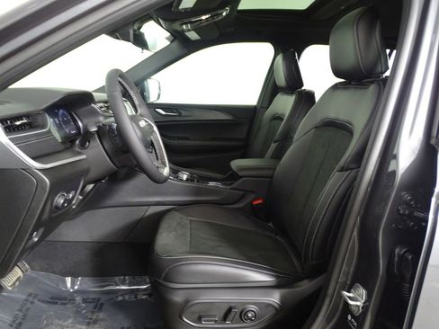 New 2025 Jeep Grand Cherokee Altitude image 11