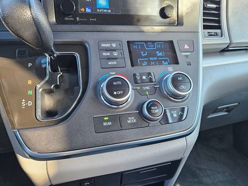Used 2017 Toyota Sienna LE image 18