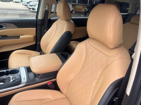 Certified 2024 Kia Carnival LX FWD image 5