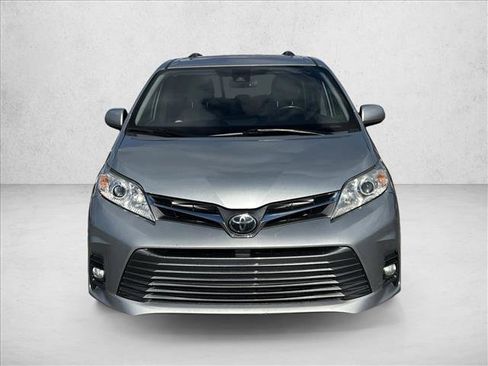 Used 2019 Toyota Sienna XLE image 2