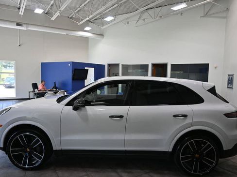 Used 2019 Porsche Cayenne S w/ Premium Package AWD/4WD image 2