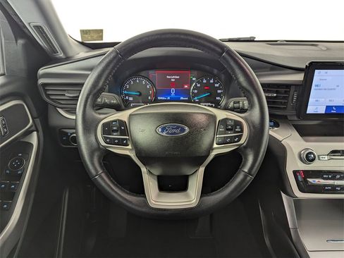 Used 2024 Ford Explorer XLT image 17