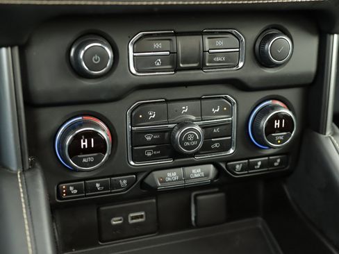 Used 2021 Chevrolet Tahoe Premier w/ Premium Package image 19