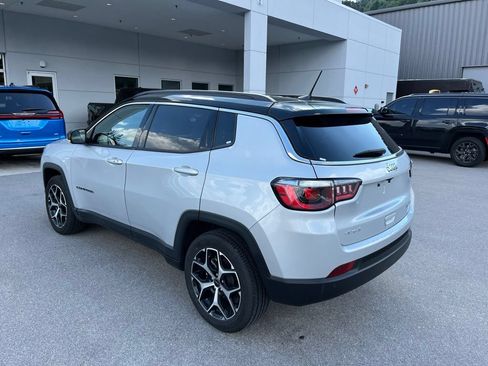 Used 2025 Jeep Compass Limited AWD/4WD image 4