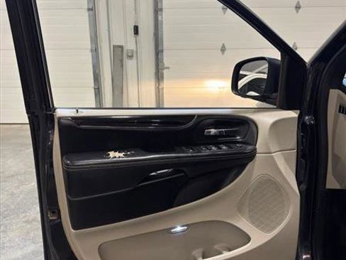 Used 2019 Dodge Grand Caravan SXT image 9