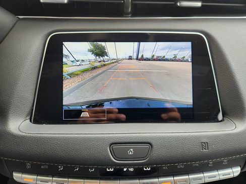 Used 2021 Cadillac XT4 Luxury w/ Cold Weather Package FWD image 17