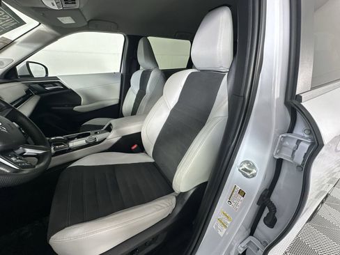 Used 2025 Mitsubishi Outlander AWD image 11