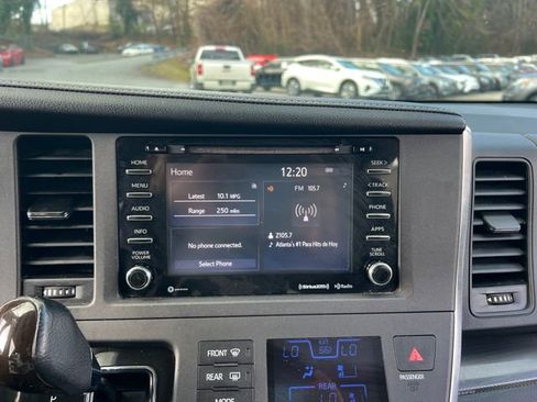 Used 2018 Toyota Sienna SE image 22