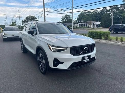 Used 2025 Volvo XC40 B5 Plus AWD/4WD image 6