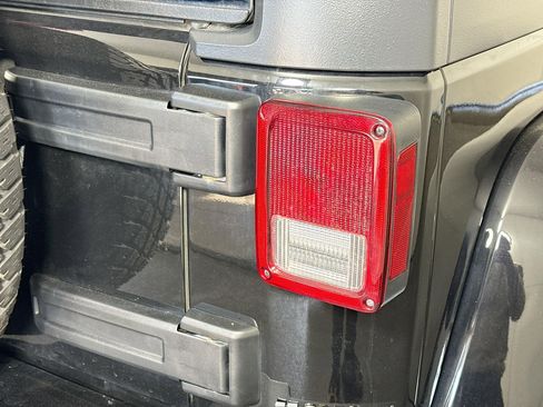 Used 2016 Jeep Wrangler Unlimited Sahara w/ Dual Top Group image 32