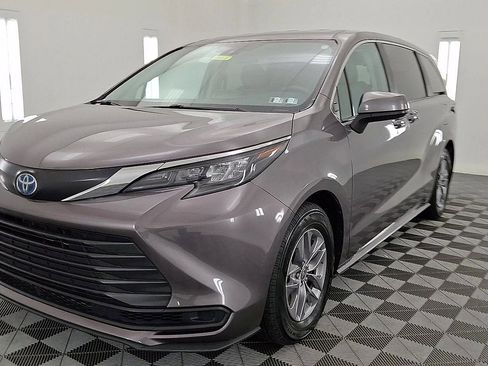 Certified 2024 Toyota Sienna LE image 8