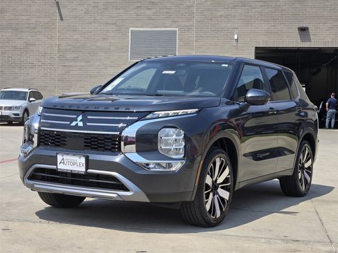 New 2025 Mitsubishi Outlander SE image 2