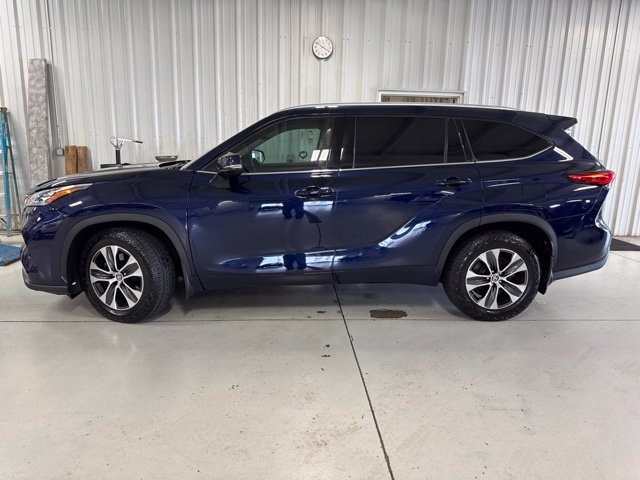 Used 2022 Toyota Highlander XLE AWD/4WD image 2
