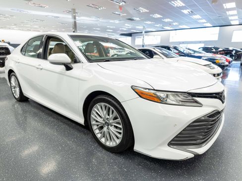 Used 2018 Toyota Camry XLE FWD image 4