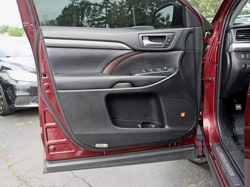 Used 2019 Toyota Highlander Limited Platinum w/ Carpet Mat Package (TMS) AWD/4WD image 36