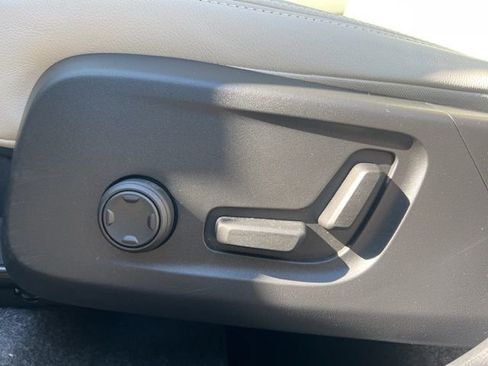 Used 2025 Volvo XC40 B5 Plus image 29