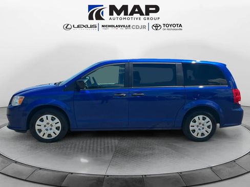 Used 2019 Dodge Grand Caravan SE w/ UConnect Hands-Free Group FWD image 2