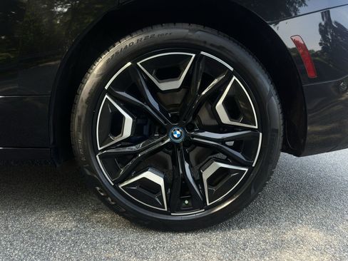 Used 2024 BMW iX xDrive50 w/ Sport Package AWD/4WD image 25