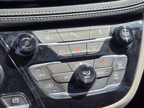 Used 2023 Chrysler Pacifica Touring-L FWD image 24