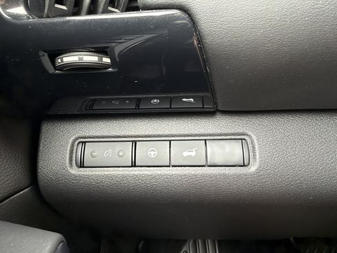 Used 2025 Nissan Pathfinder SV FWD image 25