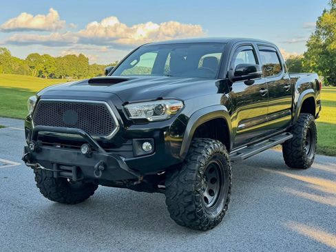 Used 2017 Toyota Tacoma TRD Off-Road w/ Tow Package (A/T) AWD/4WD image 9