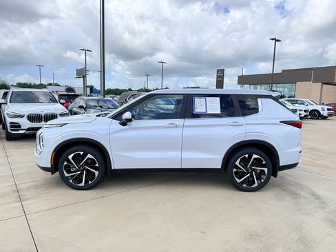 Used 2023 Mitsubishi Outlander SE FWD image 10