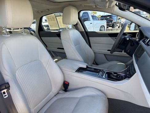 Used 2020 Jaguar XF Prestige image 12